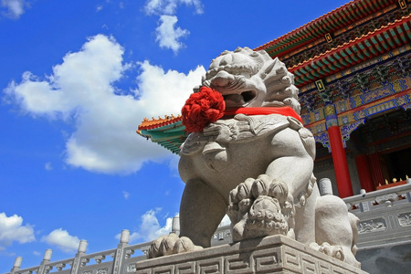 中国狮子雕像华人庙宇，扫管笏愣市内彝族在蓝天的衬托