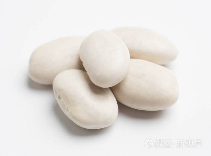 白色背景下的白豆子堆