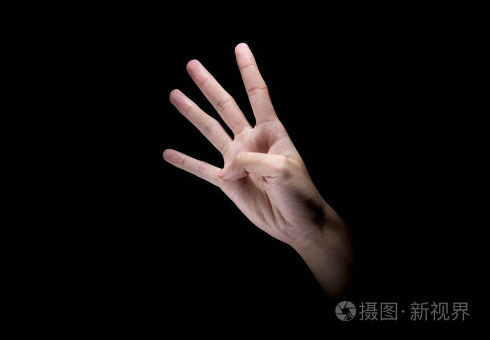 男性手与四个手指标志在黑暗的背景照片 正版商用图片09c4yl 摄图新视界