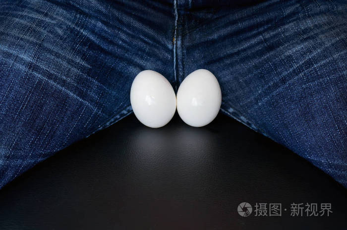 男性的睾丸中的两个白色鸡蛋与副本空间的文本形式