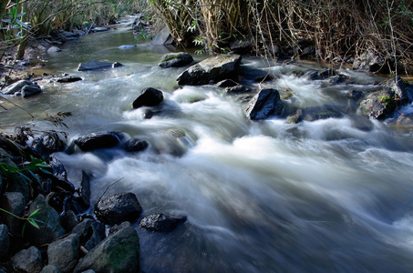 山区河流通过石头图片