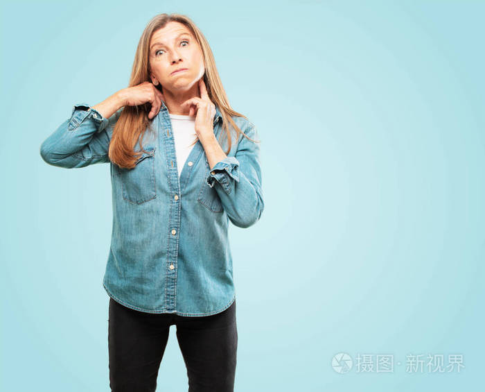 有焦虑, 压力和紧张的手势, 感觉在巨大的压力下的美丽的老年妇女