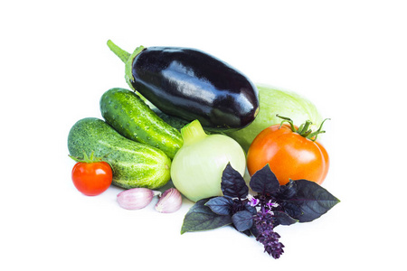 新鲜蔬菜。茄子, 西红柿, 洋葱, 西葫芦, 黄瓜, 大蒜, 紫色罗勒, 沙拉食品配料夏季收获孤立的白色背景
