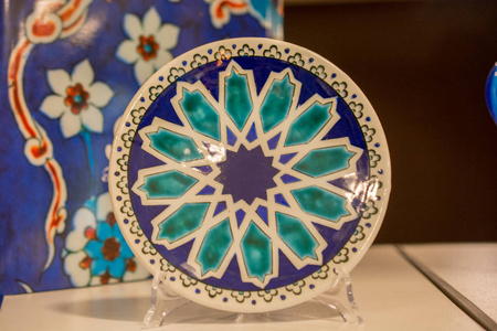 集市上的传统土耳其陶瓷陶器项目