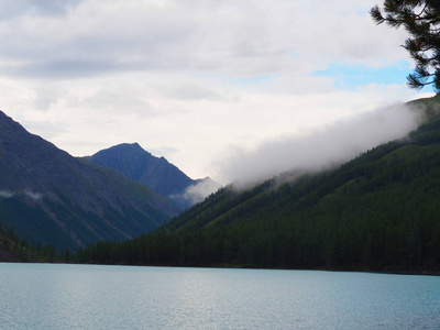 俄罗斯阿尔泰山脉风景如画的湖景