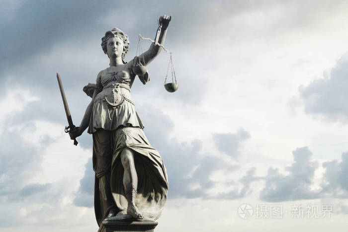 justitia的象征正义在背景面前与天空和云彩正义与法律概念