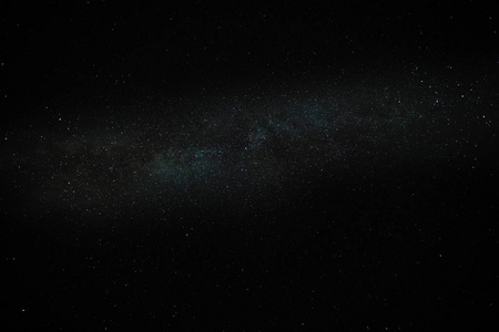 在没有月亮的中间或黑夜, 你可以看到天空中美丽的牛奶在午夜或夜晚