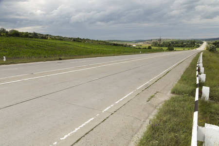 景观与道路和云。沿着公路 Cimislia 的美景。摩尔多瓦共和国