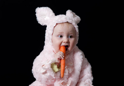 抱着蔬菜的婴儿肖像