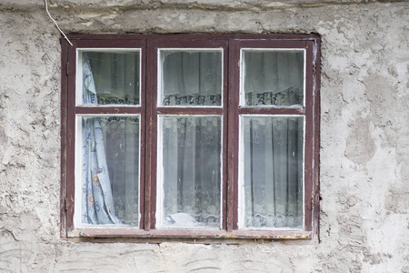 旧窗户位于老房子的前面.照片
