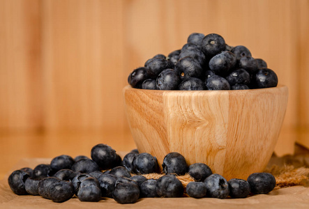 木制木碗蓝莓