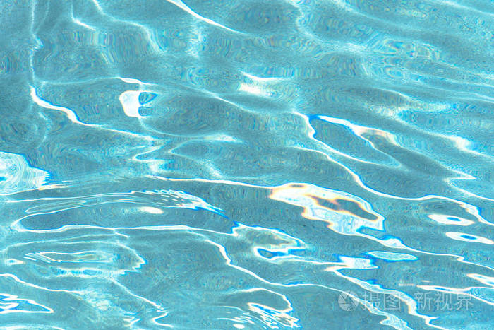 游泳池内的蓝色和明亮的波纹水和表面.背景运动柔和波浪在水池里