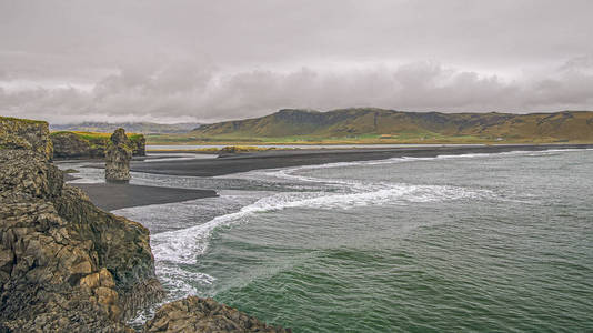Dyrholaey 是小半岛。它位于冰岛的南海岸, 离村子不远 Vik