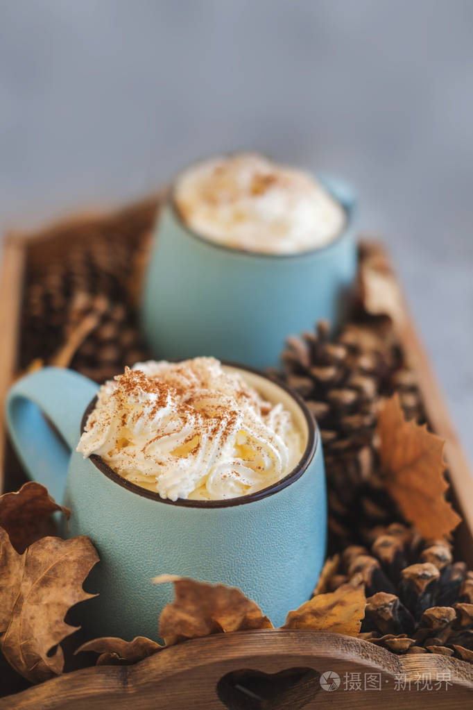 秋天仍然生活从托盘满南瓜, 树叶, 锥, 两杯可可, 咖啡或热巧克力与