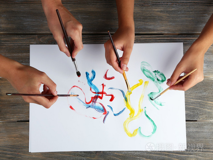 女孩用画笔绘画