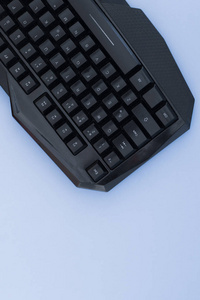 键盘, 在蓝色背景上, 顶部视图。计算机设备, 顶部视图。工作区平面放置