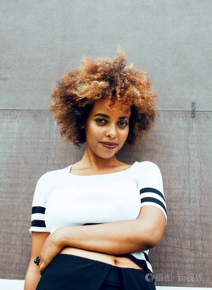 年轻时尚的美国黑人女孩打网球运动健康l