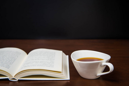 用文本打开的书一本书在桌子上用一杯咖啡打开照片