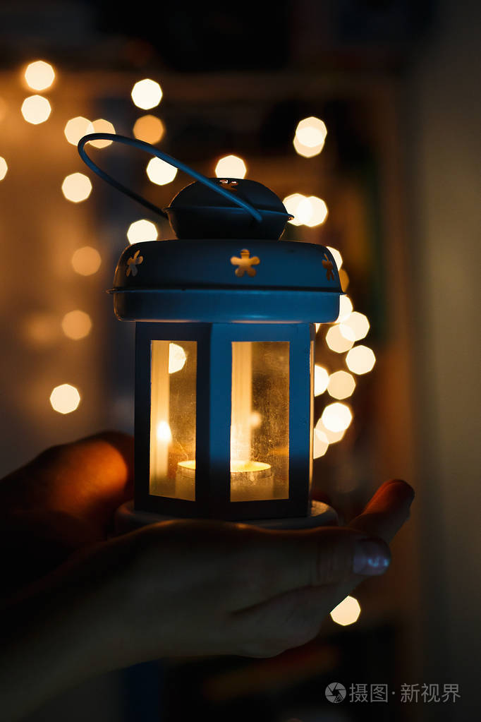 孩子们手捧着圣诞灯笼在灯光的背景下散景.新年庆典理念, 节日气氛