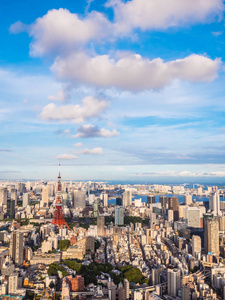 美丽的建筑学和大厦在东京城市附近与东京塔在日本与蓝天和白云