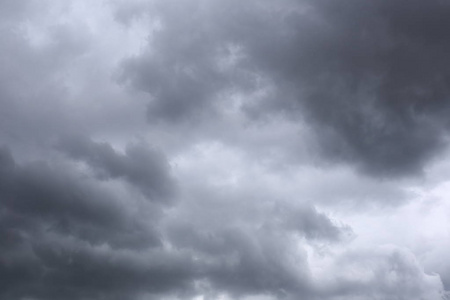 雨云在天空中的气候概念形成，在这一天天气很差