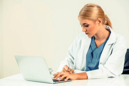 医院或医疗保健机构的女医生在办公桌上做医疗报告