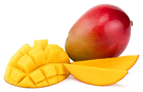 芒果水果和芒果的立方体和切片。在白色背景上被隔离