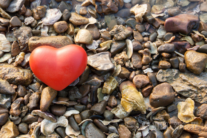 岩石背景上的红色心形