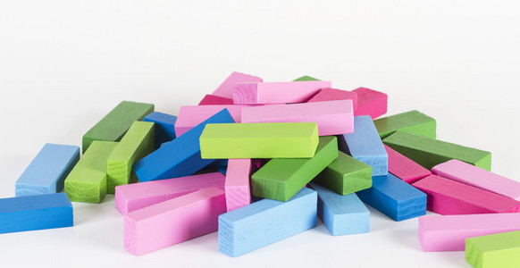 矩形的多彩塔木制积木照片