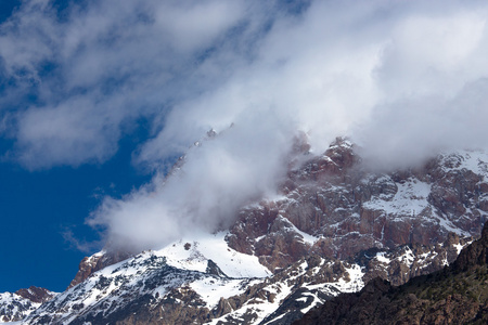 云躺在冰雪覆盖的岩石顶部。景观