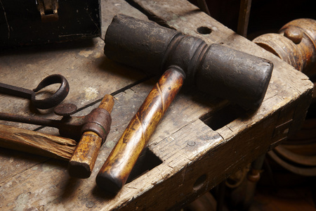 古色古香的工具。锤木片