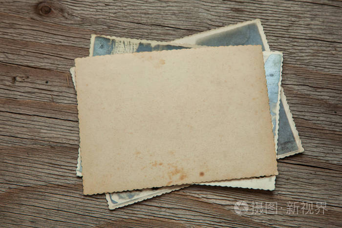 把旧照片叠在桌上模拟空白纸明信片皱巴巴的和肮脏的酒