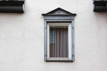 在慕尼黑和斯图加特附近的德国南部历史城市的建筑门窗或装饰品的门面
