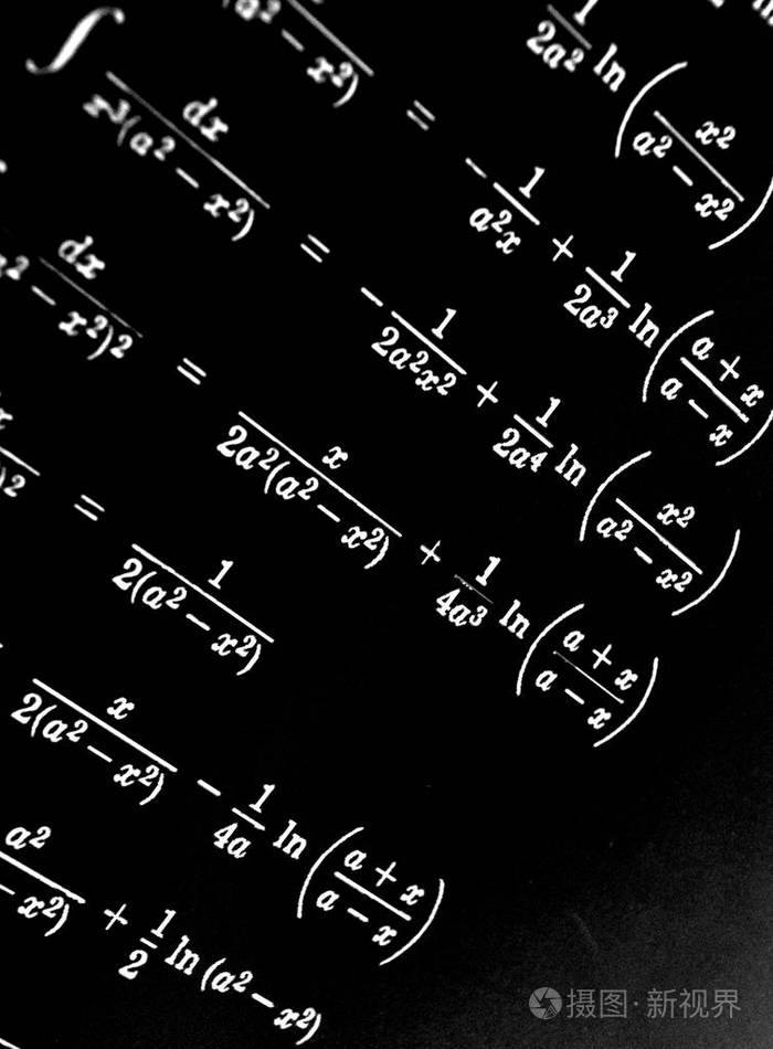 黑色背景上的大量数学公式
