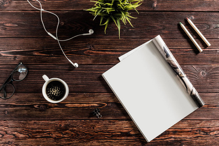 空白的书或杂志的封面上木背景照片