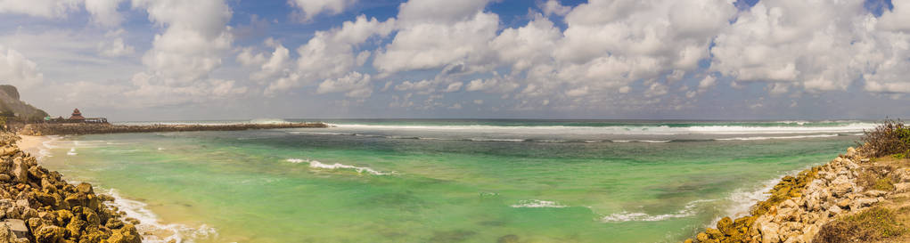 美丽的梅拉斯蒂海滩与绿松石水在巴厘岛, 印度尼西亚
