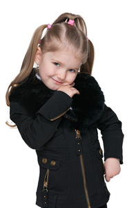 可爱的小女孩，在一件黑色外套