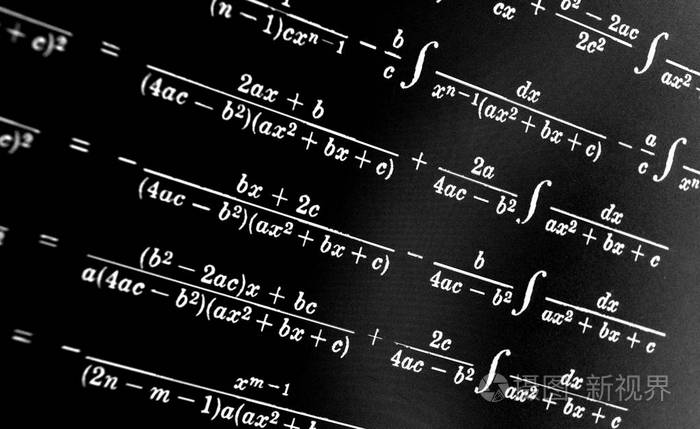 黑色背景上的大量数学公式