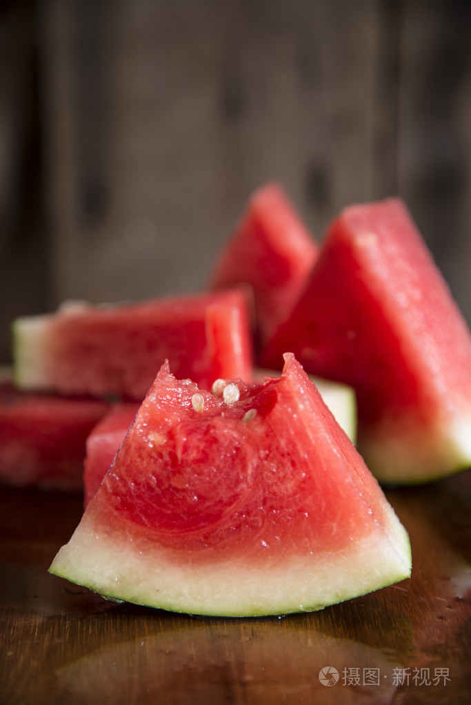 在木砧板上切多汁的西瓜