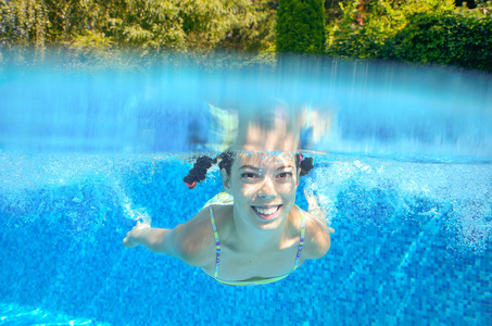 孩子在水下，池里游泳游泳的女孩