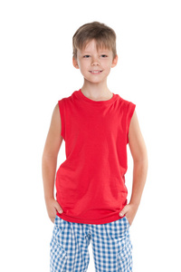 微笑的年轻男孩，穿着一件红色的衬衫