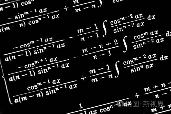 黑色背景上的大量数学公式