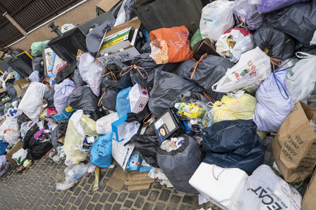 由市政废物收集罢工照片