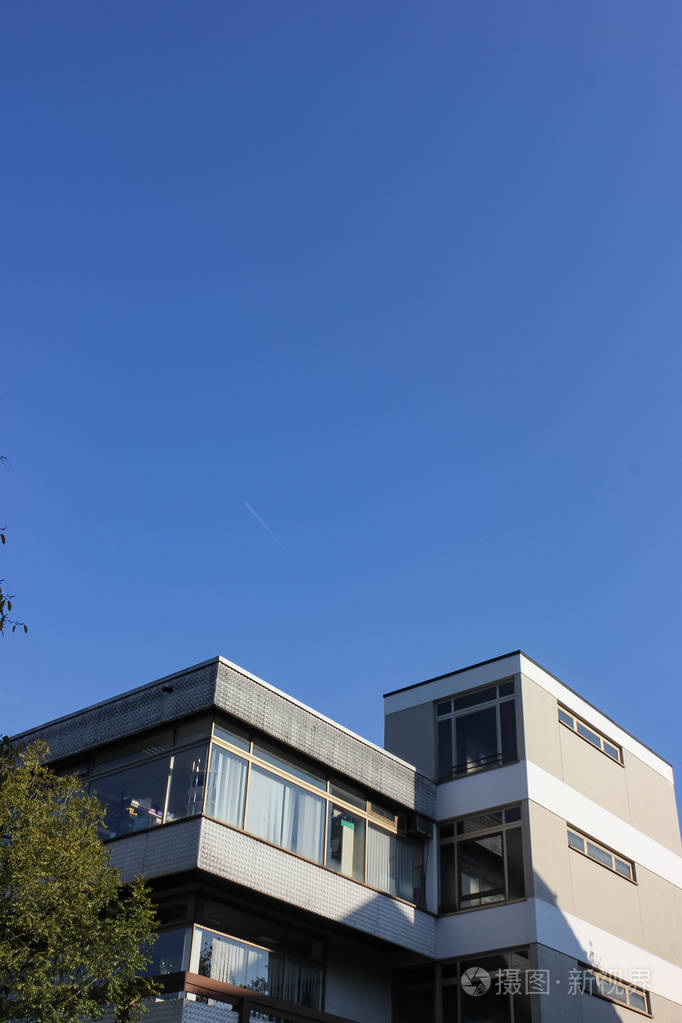 带蓝天和窗户的办公楼外立面