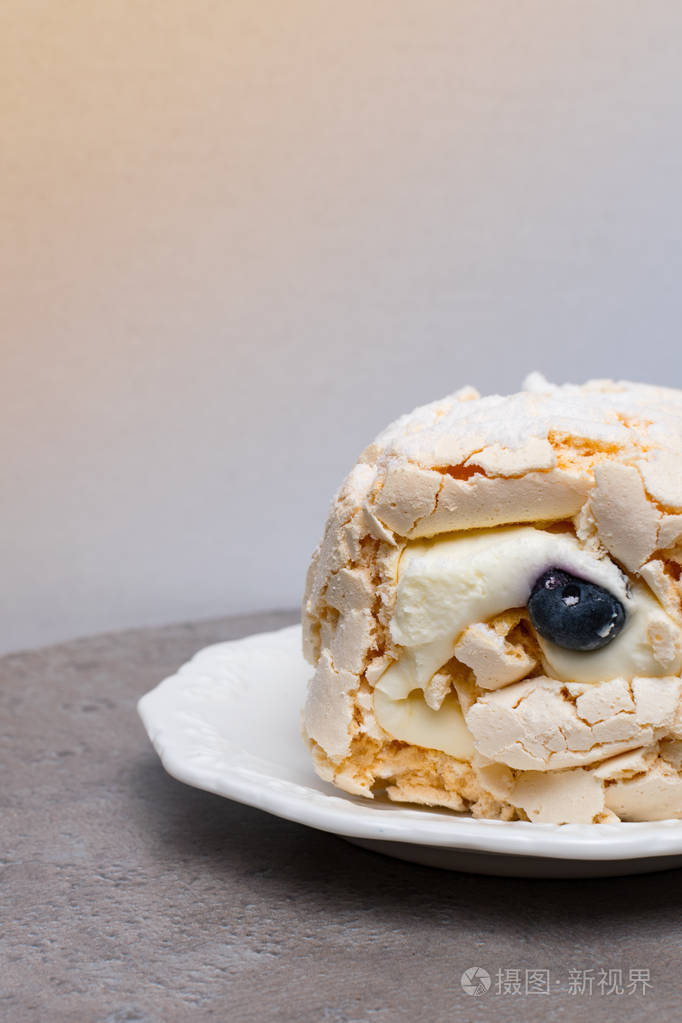 甜点帕夫洛娃特写.白色背景.喜庆的婚礼蛋糕