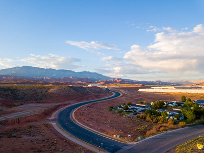 亚利桑那景观的鸟瞰图, 通向地平线的无限路