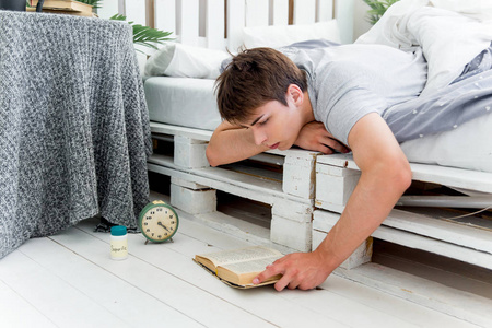 晚上起床男子起床晚上班, 他睡过头了照片