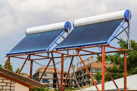 真空热水系统在房子屋顶上的太阳能电池
