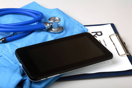 医用听诊器, 手套, Rx 处方, 蓝色医生制服特写。医疗帮助或保险概念。心脏病保健保健保护和预防