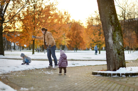 父亲和两个孩子在冬日乐趣